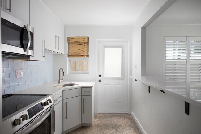 Foto del edificio - 1 Bedroom 1 Bathroom Apartment  No Pets