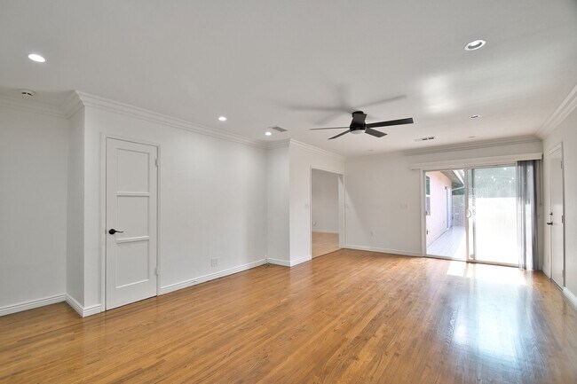 Building Photo - Spacious 4 Bedroom Home with A/C
