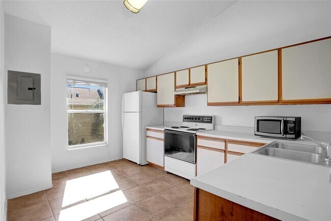Building Photo - 3651 N Goldenrod Rd