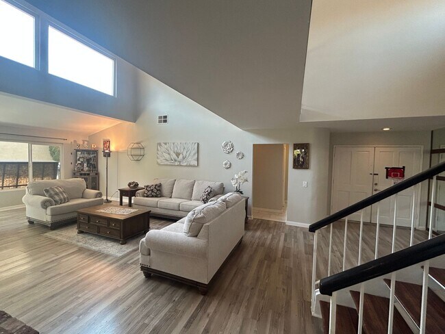 Foto del edificio - Upgraded 4-Bedroom Home in Gated Green Riv...