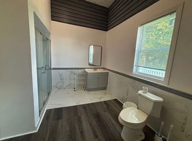 Building Photo - Large 4 Bedroom 4 bath house