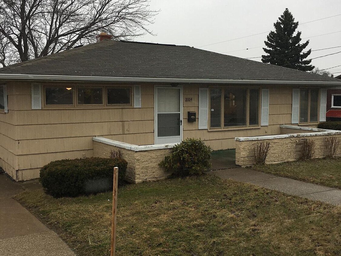Primary Photo - 2104 W 38th St