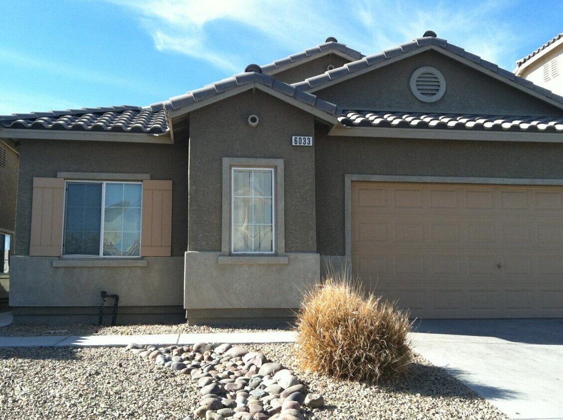 Primary Photo - Single Story 4 Bed/2 Bath Single Story Hom...