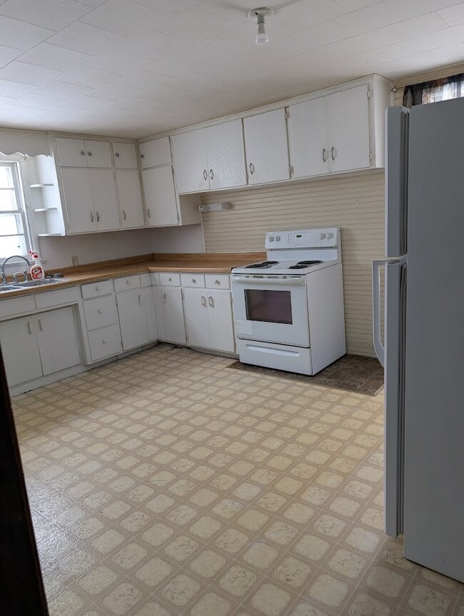 kitchen - 611 4th St SW