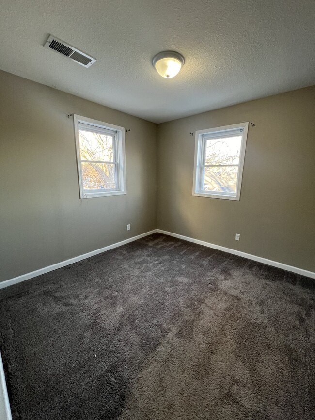 Building Photo - Cozy 2-Bedroom Home in Des Moines – Move-I...