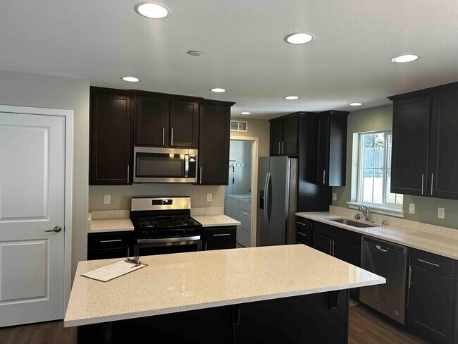 Building Photo - ***MOVE IN SPECIAL!!!*** Charming 3 Bedroo...