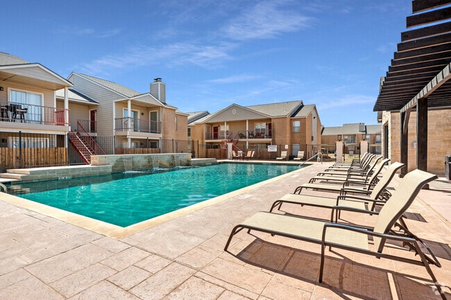 Pool - Oakridge Apartment Homes