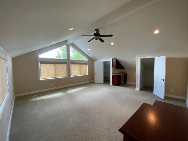 Building Photo - 1689 W Creek Dr