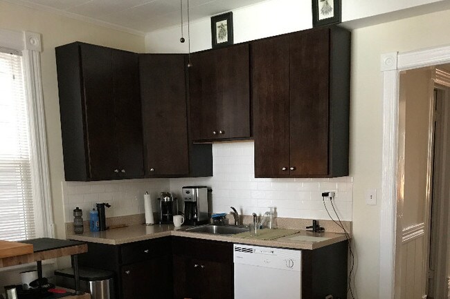 Kitchen - 1824 W Farragut Ave