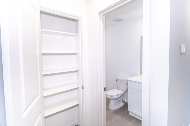 Building Photo - 15724 Plum Brk Dr