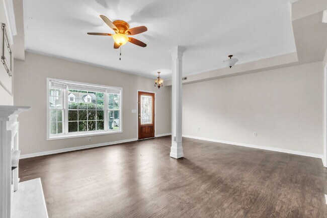 Foto del edificio - Beautifully Renovated Townhome (2BR/2.5BA)...