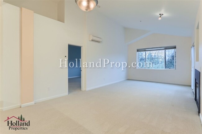 Building Photo - 2 Bedroom home in the desirable area on th...