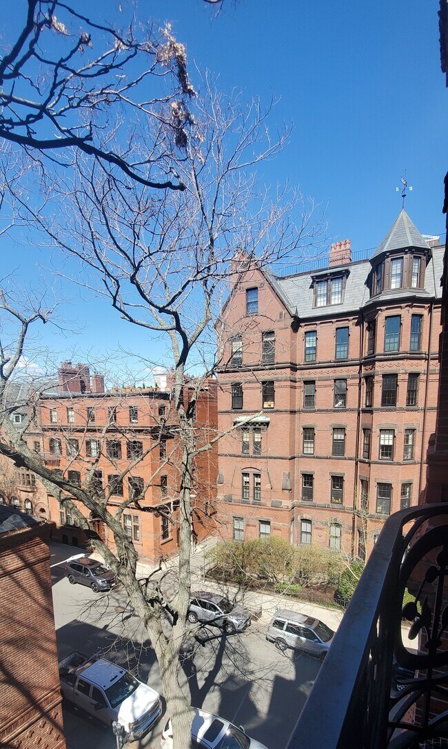 Foto del edificio - 195 Commonwealth Ave