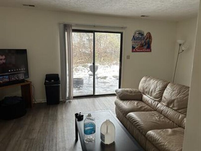 Foto del edificio - Spacious Townhome Near Campus