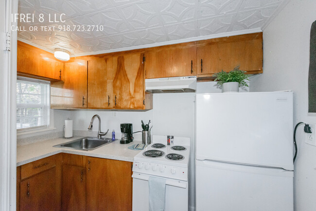 Building Photo - 1227 1/2 S Gary Ave-