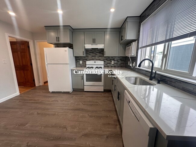 Building Photo - 251 Elm St