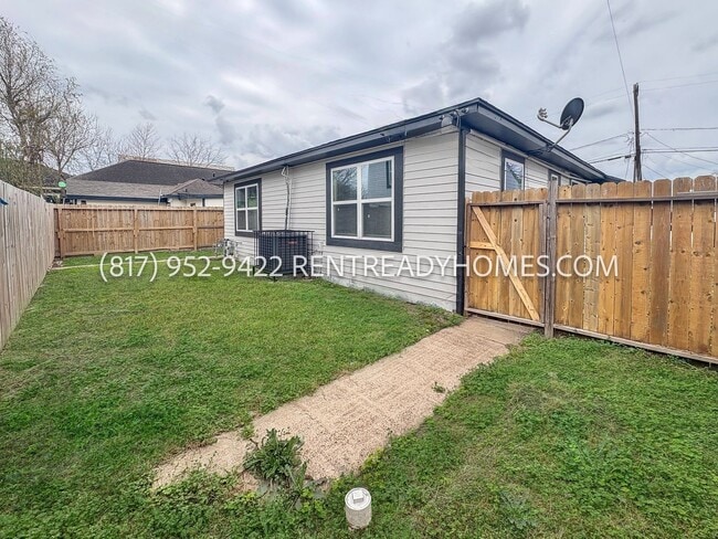 Building Photo - 1303 Des Jardines St