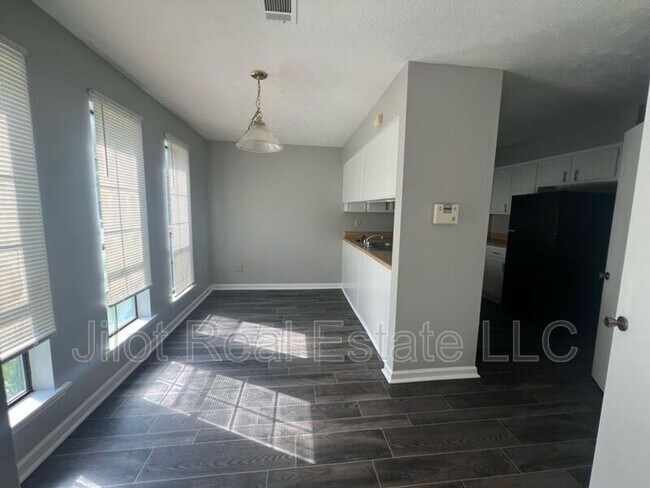 Foto del edificio - 803 Heritage Oaks Dr