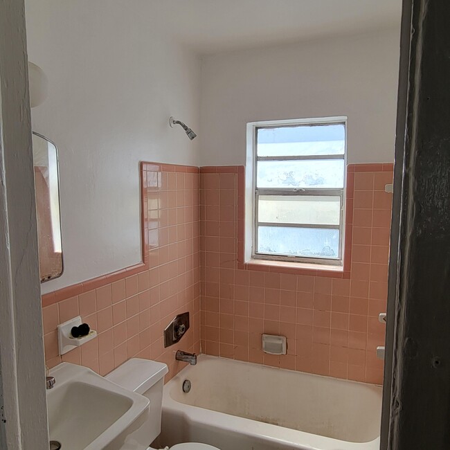 BATH - 616 NW 14th Ave