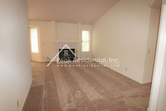 Foto del edificio - Nice 3bd/2ba House with 2 Car Garage near Bell & Rio Linda Blvd