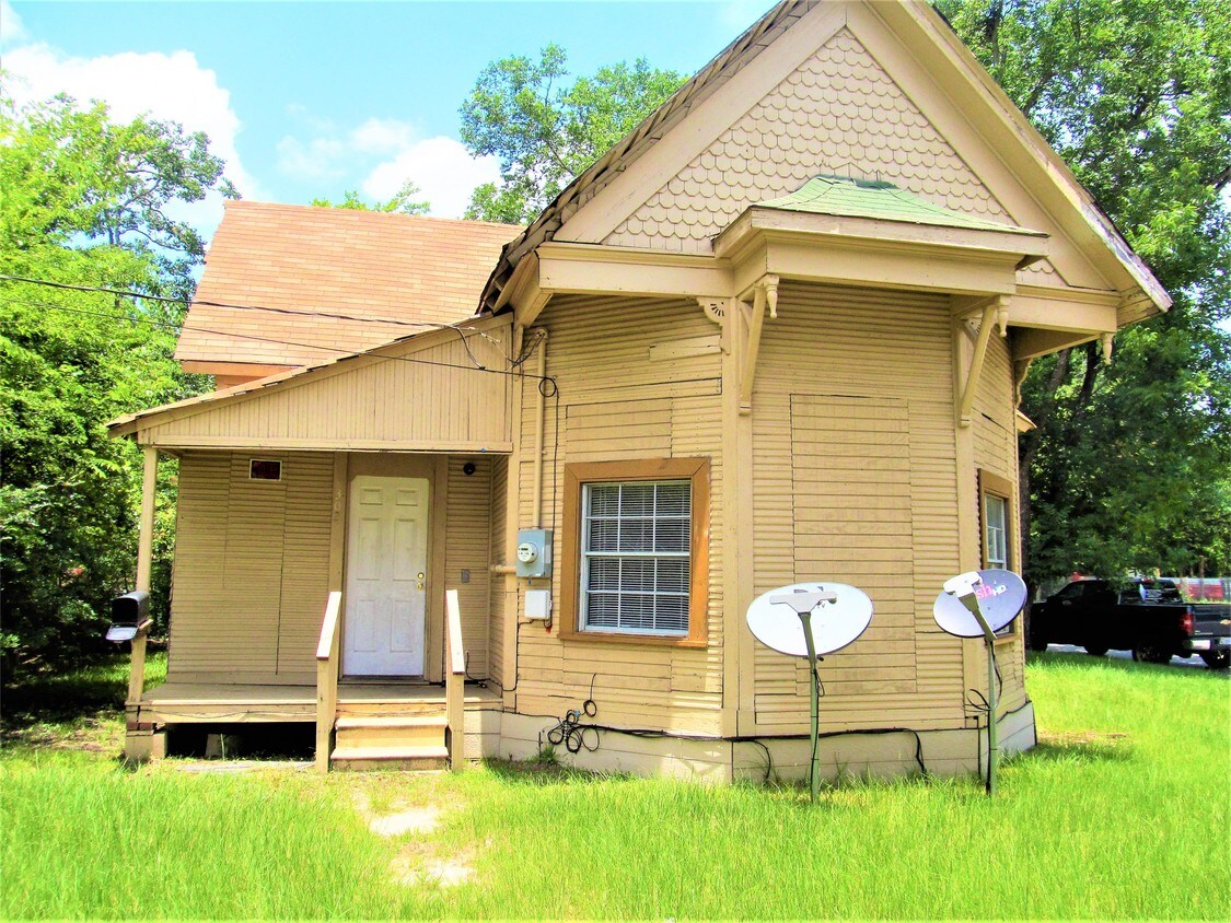 Primary Photo - 302 Magnolia Ave