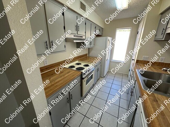Foto del edificio - Nicely updated, 2 bedroom 2 bathroom apartment. Central heat and air, Washer/Dryer included in un...