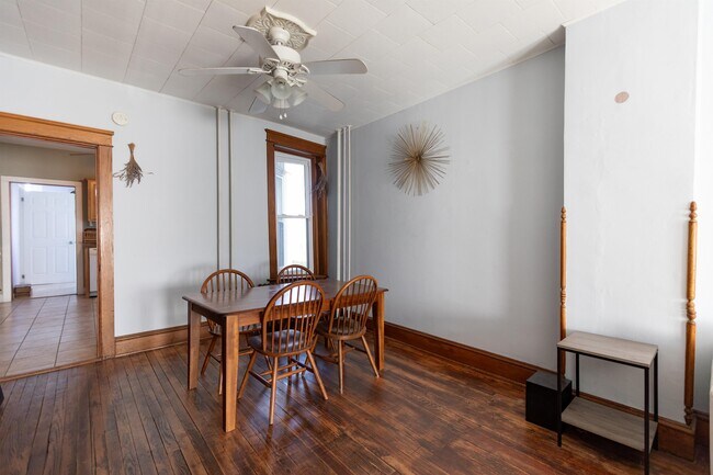 Building Photo - 209 1/2 E Ross St