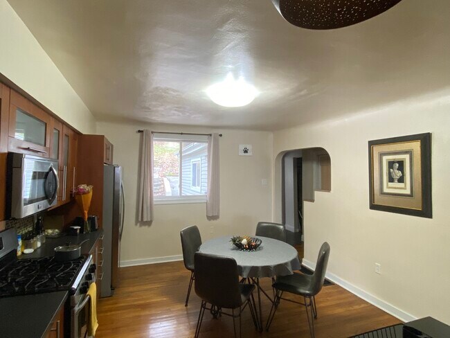 Foto del edificio - 2512 Burham St