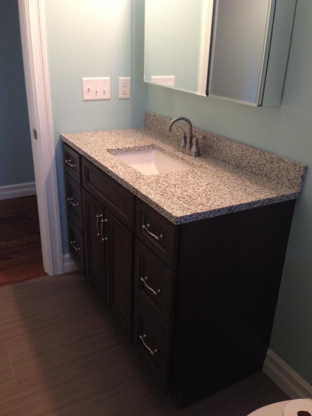 bathroom - 25 Falconer St