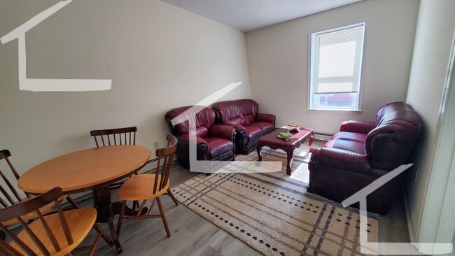 Building Photo - Conveniently located, beautifully maintain...
