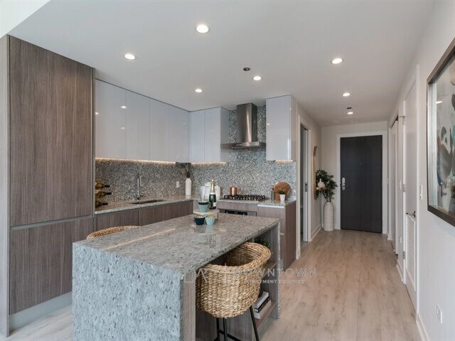 Foto del edificio - 225 W Division St