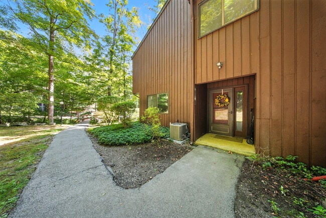 Building Photo - 4 Aspen Ct