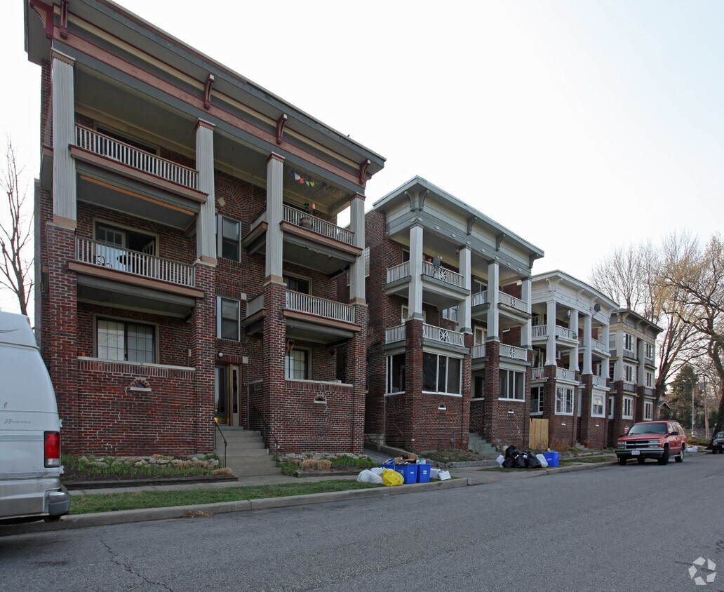 Building Photo - 4035-4037 Kenwood Ave
