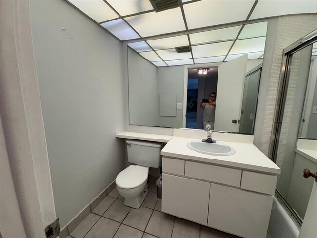 Building Photo - 3730 Inverrary Dr