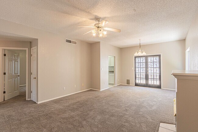 Building Photo - Cozy home awaits!