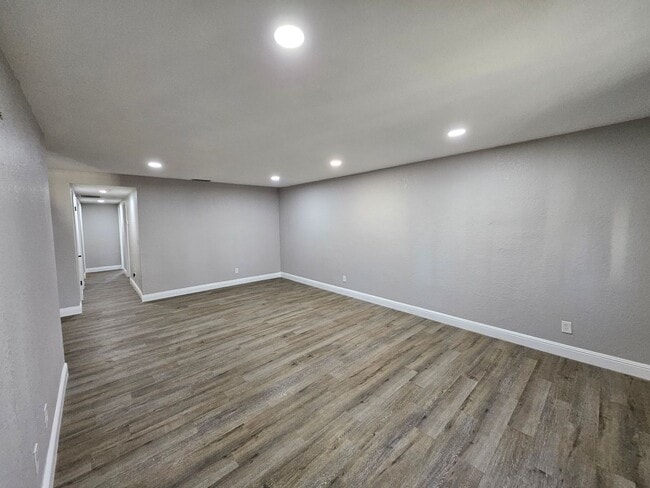Building Photo - Welcome Home! Spacious Floor Plan 3 Bed 2 ...