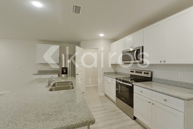 Foto del edificio - 381 Monarch Ln