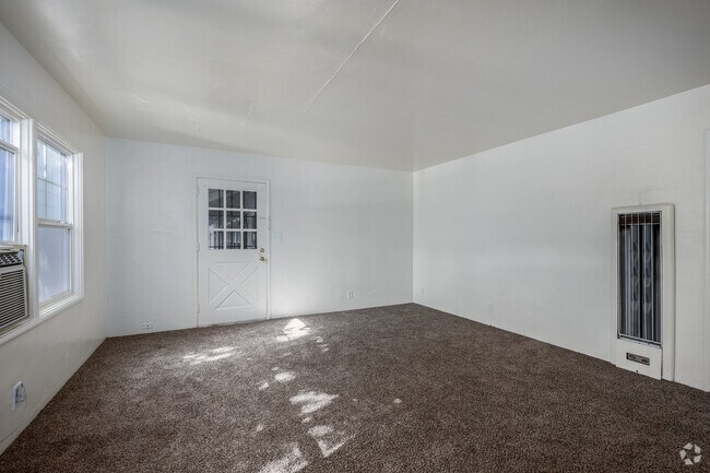 2 habitaciones, 1 baño - 768 pies cuadrados - Sala de estar - 2610 N St