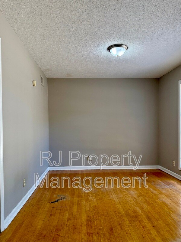 Building Photo - 1881 Andover Cove