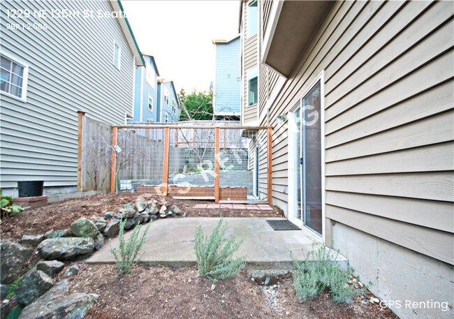 Building Photo - Prime Location For This 3 Bedroom Townhome!