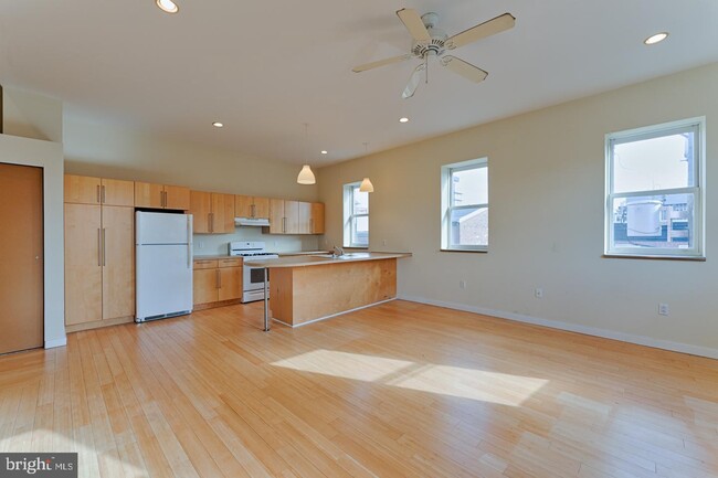 Building Photo - 700 N 3rd St