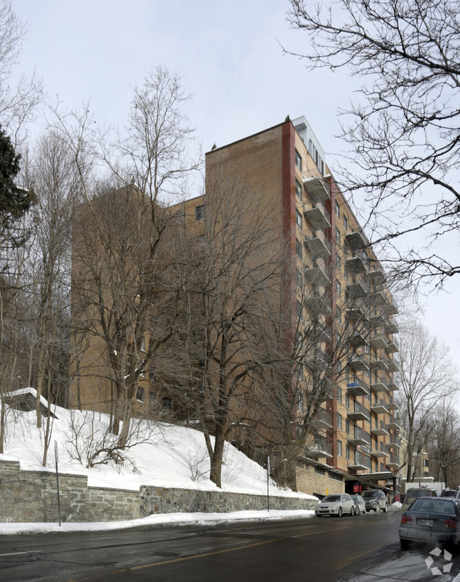 Photo du bâtiment - The Cedar Plaza