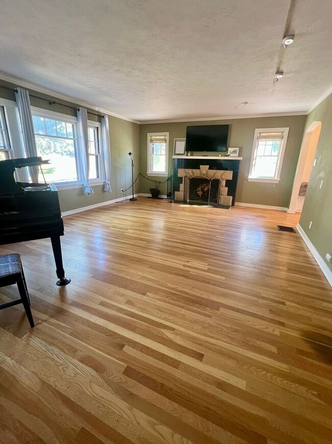 Building Photo - 4 Bedroom, 3.5 Bathroom Home - Located nea...