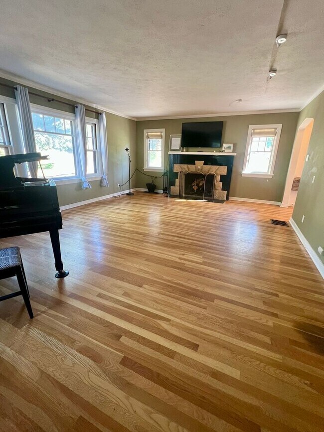 Foto del edificio - 4 Bedroom, 3.5 Bathroom Home - Located near Sky Lakes and Oregon Tech!