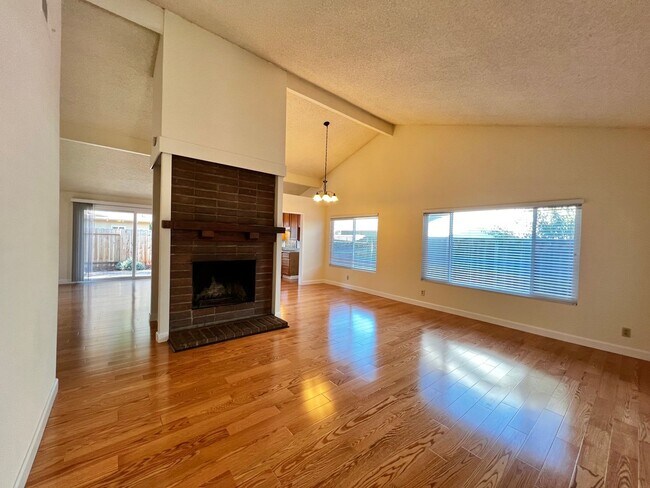 Foto del edificio - 4 Bedroom 2 Bath Updated Home in North Napa