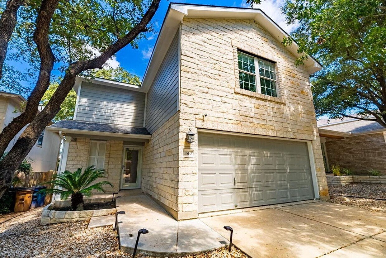 Primary Photo - Stunning 3 Bedrooms, 2.5 Bathrooms Home in...