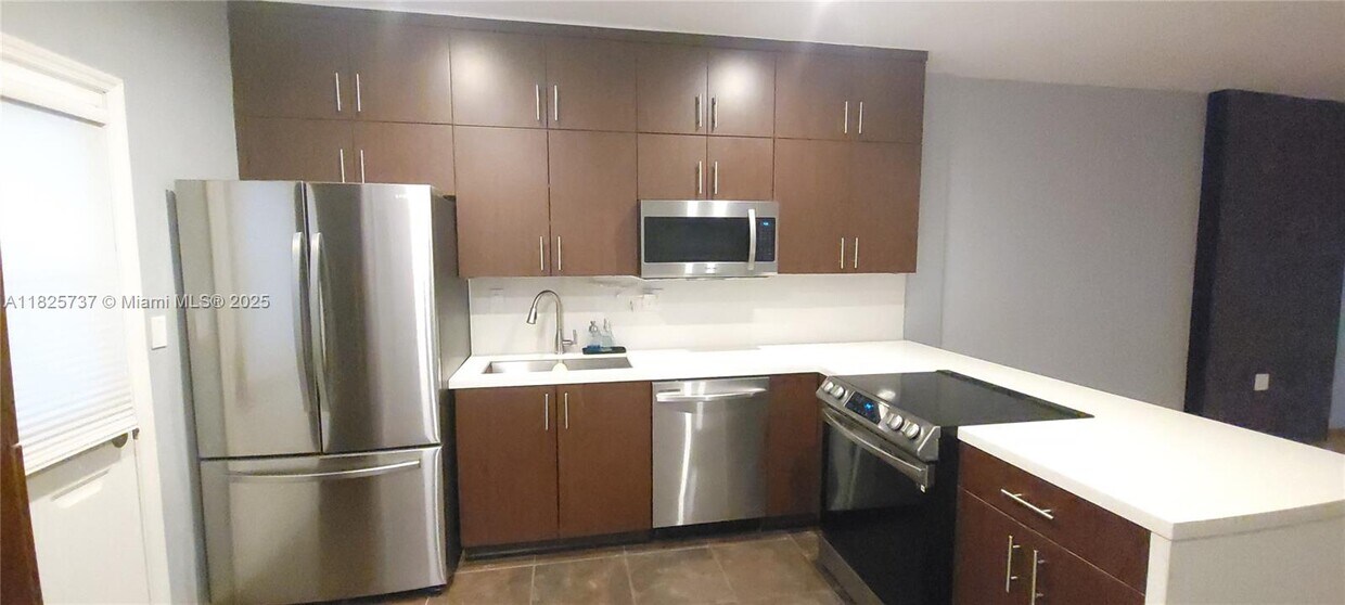 Foto principal - 1600 NE 114th St
