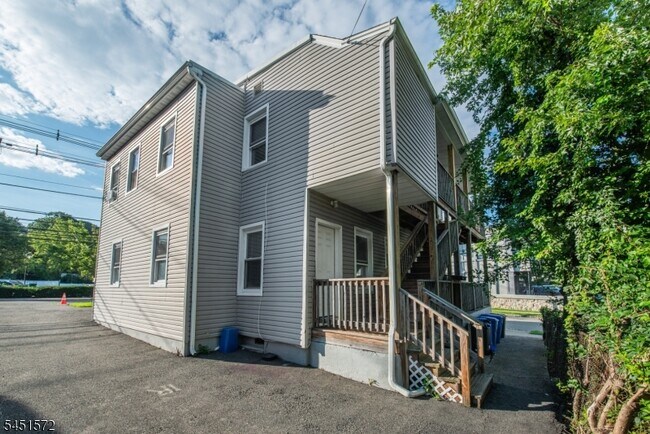 Building Photo - 143 Valley Rd