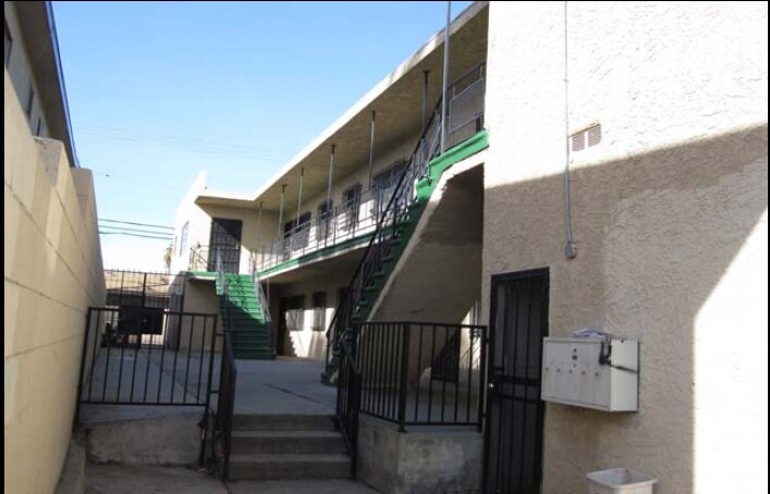 Foto del edificio - 8117-8121 1/2 S Western Ave