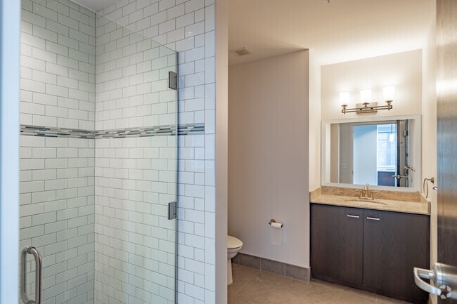 1BR, 1BA - 886SF - Bathroom - 10 Lafayette Sq